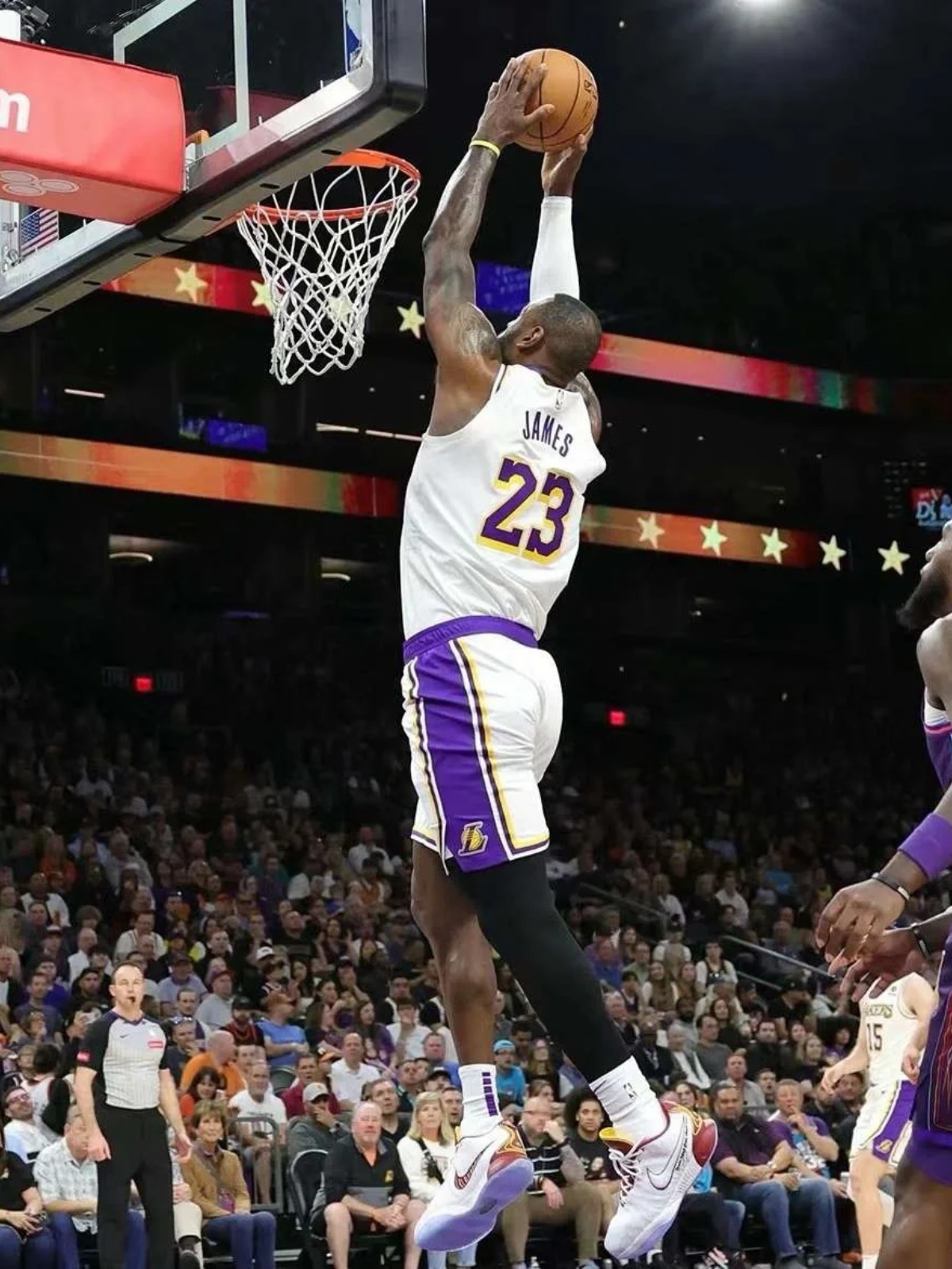 篮球巨星频频刷新纪录，精彩瞬间让人惊艳！的简单介绍