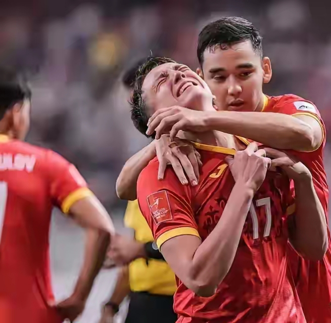 一场激动人心的足球比赛，双方互交白刃的简单介绍