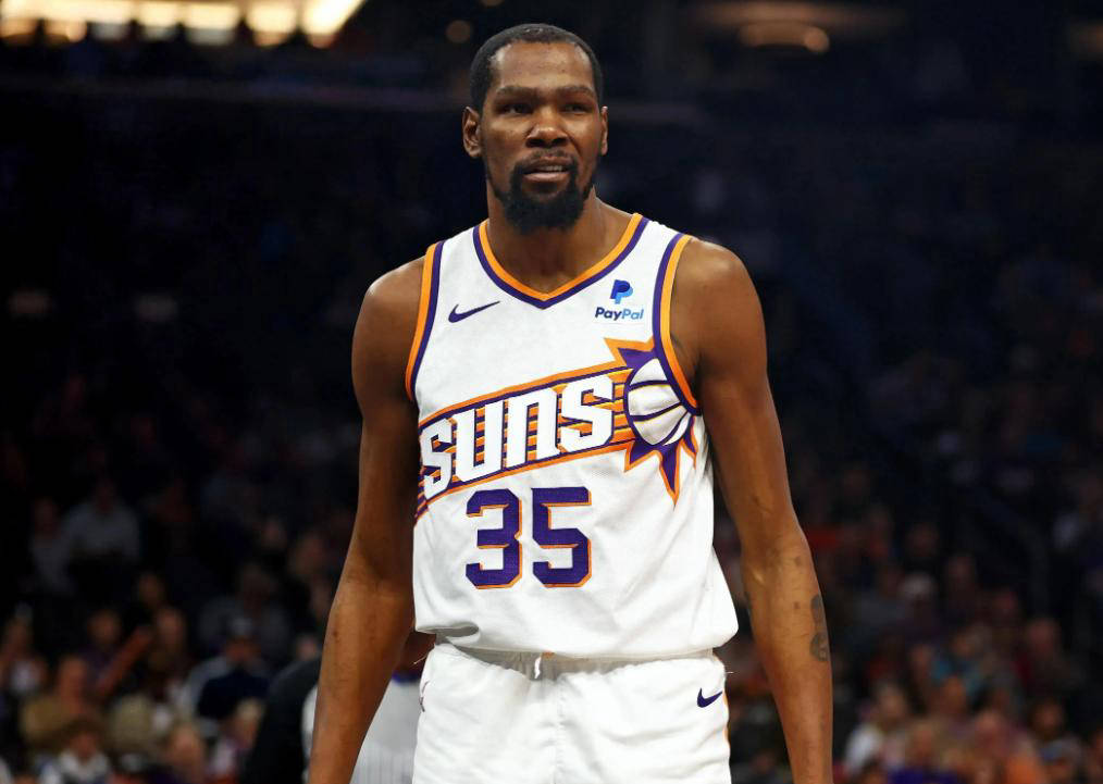 杜兰特重返赛场，险胜首场状态出色，巴塞罗那观众沸腾！