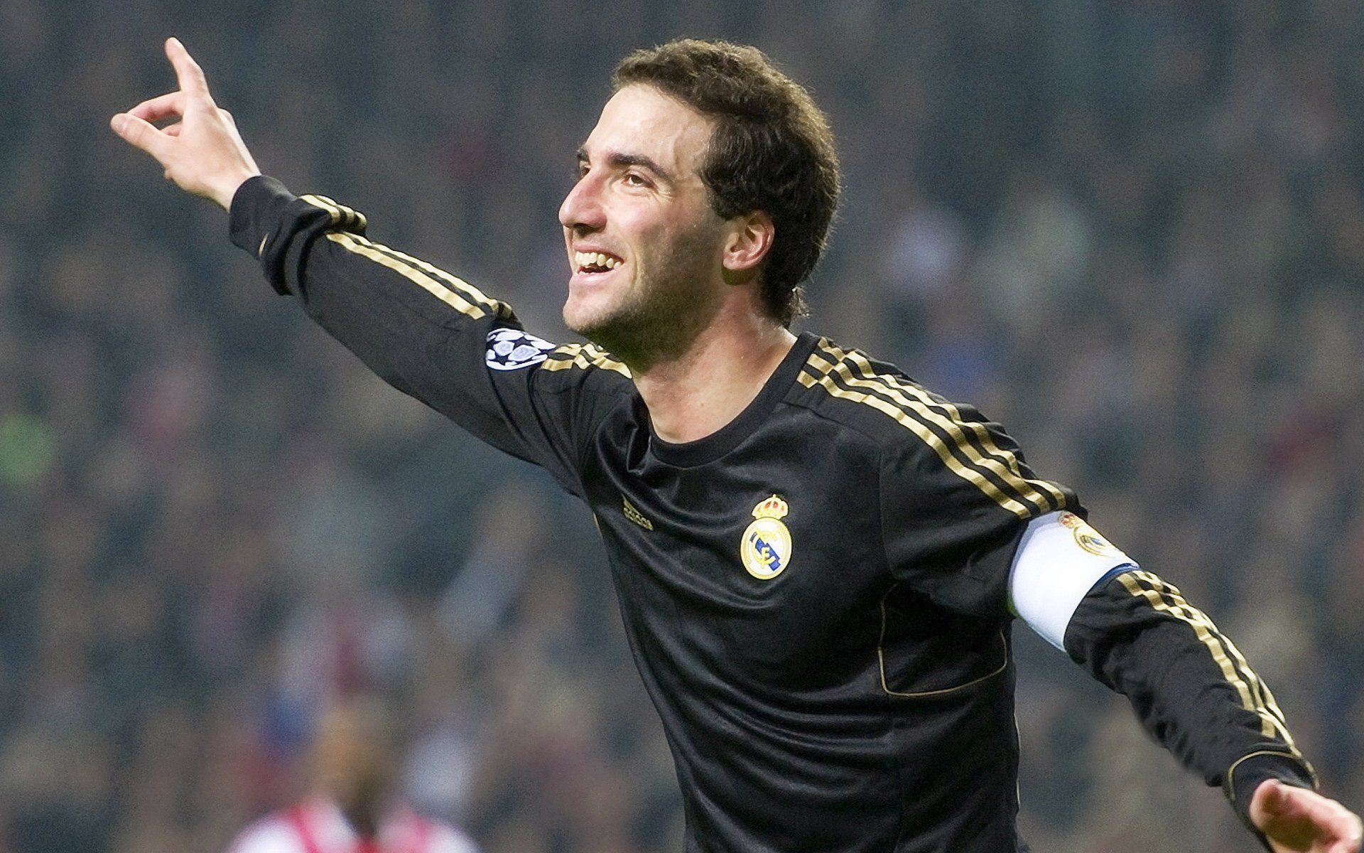 表现优异首场状态出色，加拿大队观众沸腾！，穆古鲁扎重返赛场气势如虹延续